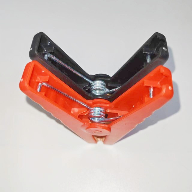 A pair of red and black emergency power battery clips, factory wholesale 100A crocodile charging clips