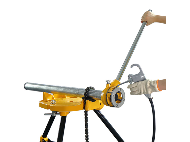 Pipe threading machine