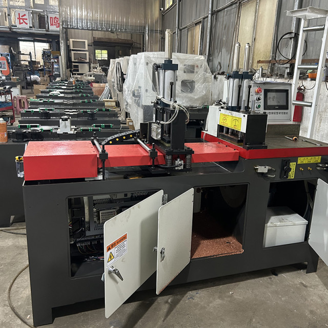 Automatic pipe cutting machine-new