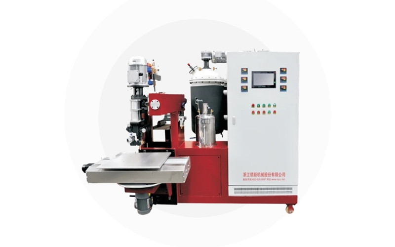 Polyurethane sealing strip casting machine